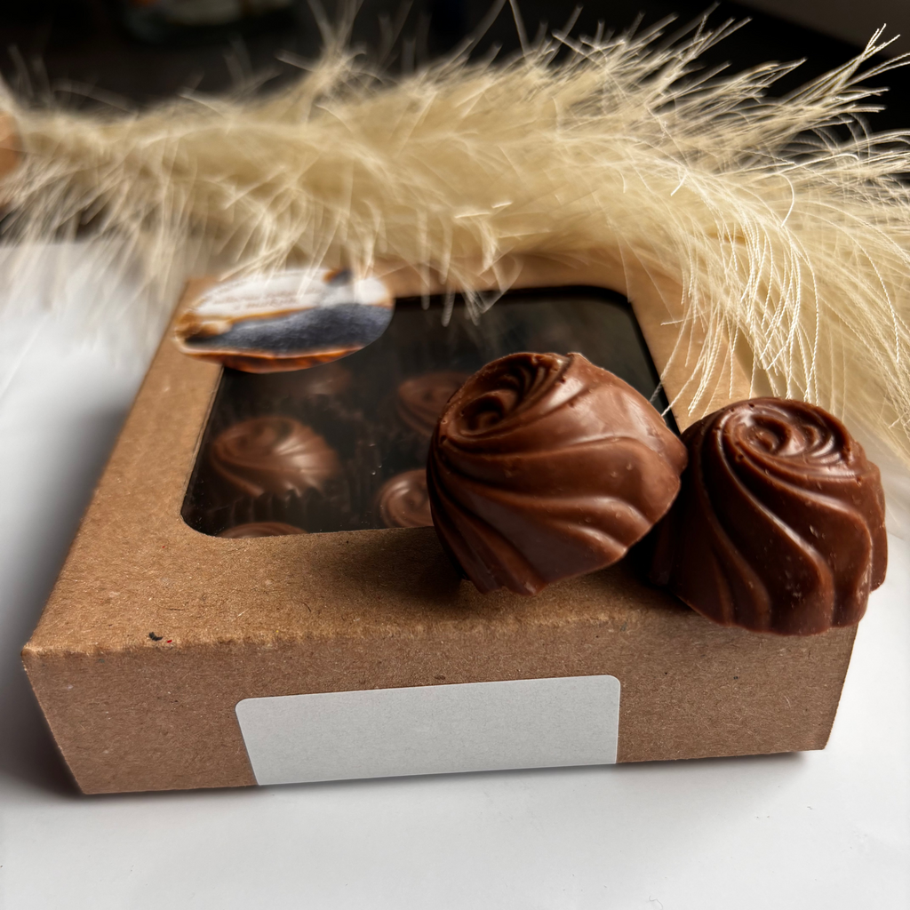 Makové pralinky z mliečnej čokolády s makovou plnkou