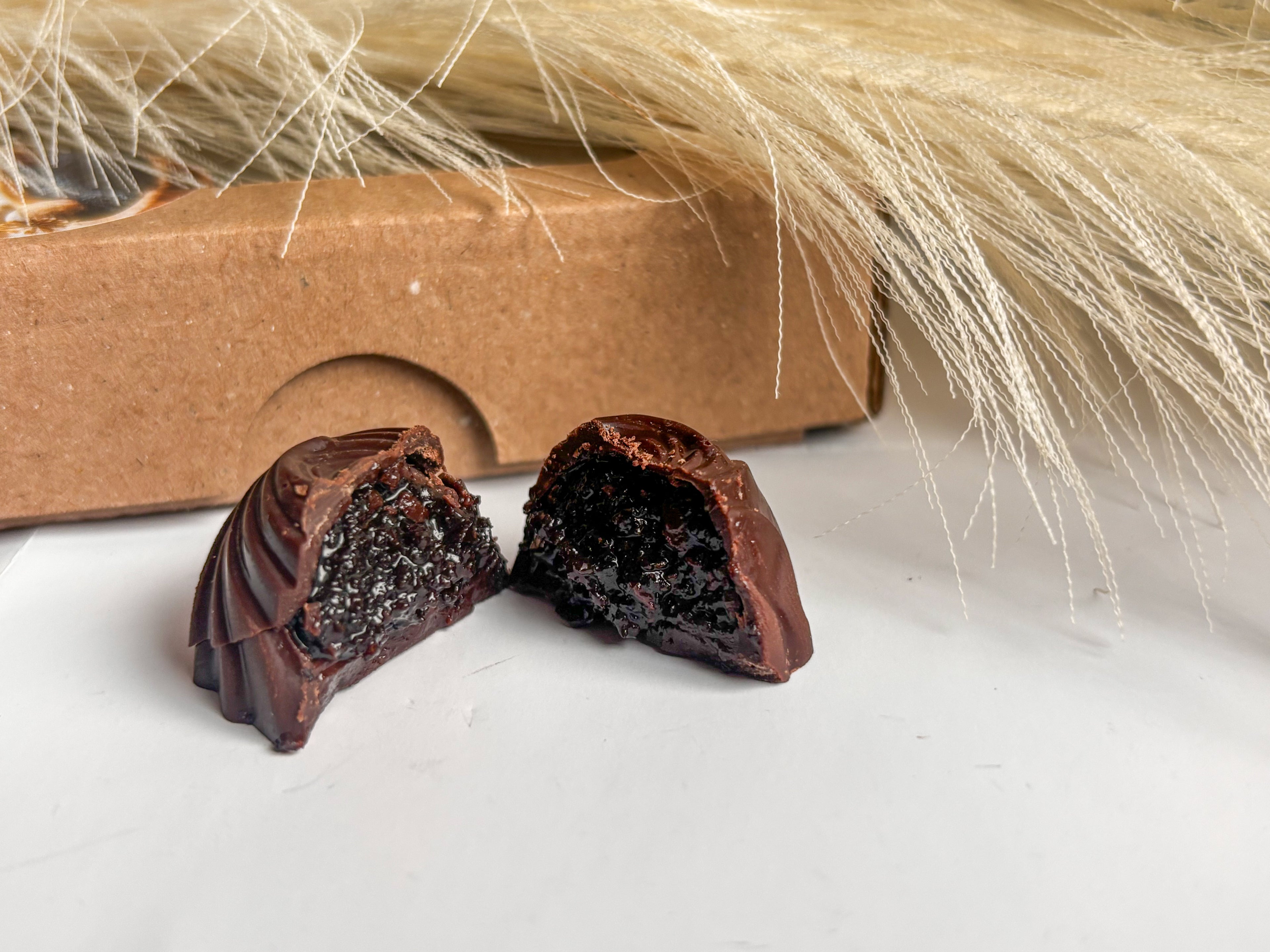 Makové pralinky z horkej čokolády s makovo-višňovou plnkou